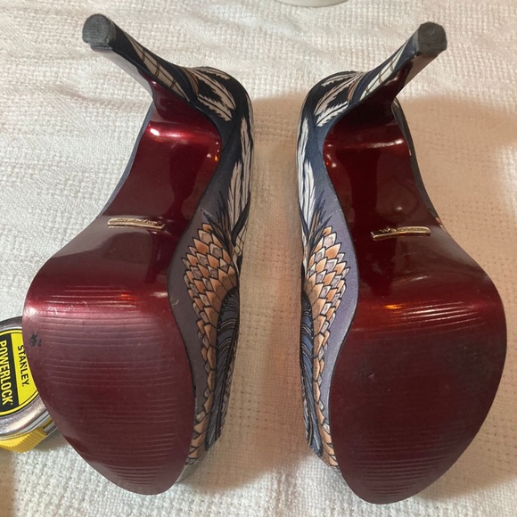 Beautiful Owl Eyes and Feather Open Toe Stiletto - Picture 2 of 7